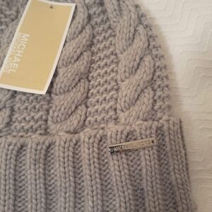 MICHAEL KORS CABLE KNIT HAT. FLEECE LINED. NWT. GREY